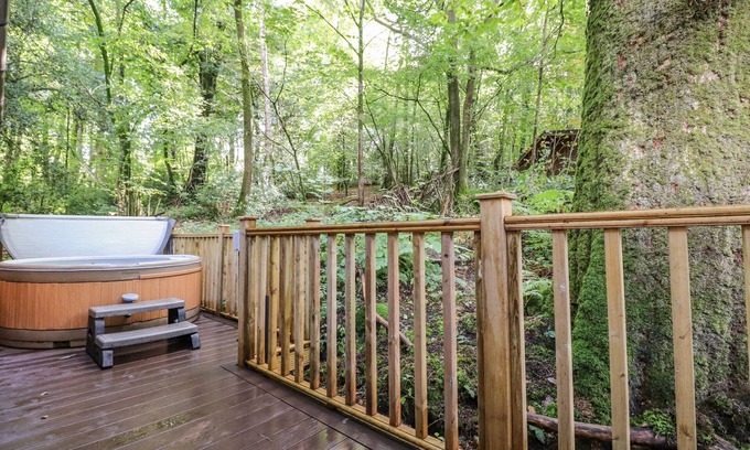 Troutbeck Bridge Cottage | WOODLAND RETREAT, pet friendly, with hot tub in Windermere