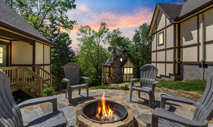 Eureka Springs Historic District Cabin | Woodland Retreat at Tudor Suites