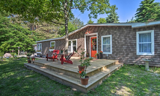 Good Hart House | Woodland Retreat: Near Trails, Golf & Wineries!