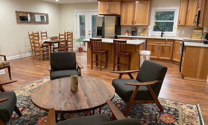 Daphne House | Woodland River Retreat Cozy, quiet, well-appointed home near Fairhope