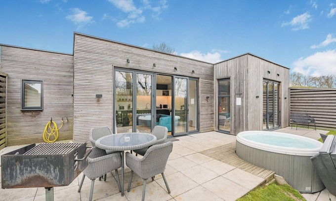 Lewes Ski Chalet | Woodland View Retreat (Pet)