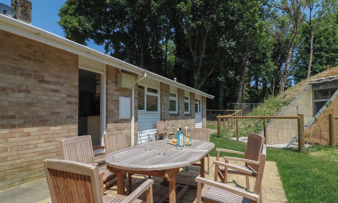 Osmington Cottage | WOODLANDS COTTAGE, pet friendly, country holiday cottage in Ringstead