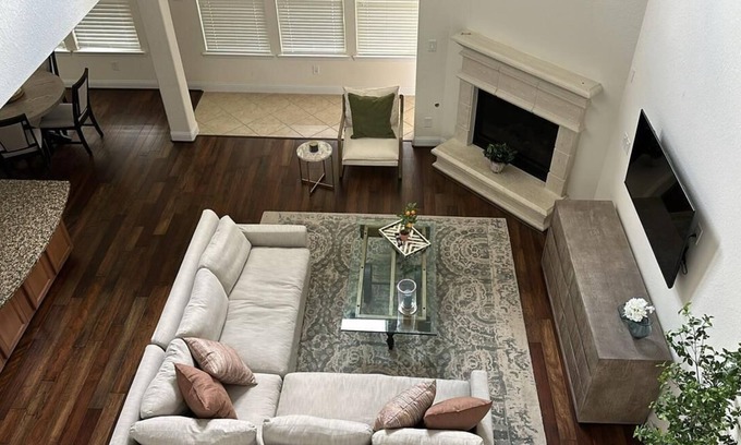 Tomball House | Woodlands House 5 mins walk to Plazas, Parks, Restaurants, H-E-B and Movie Theater