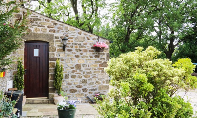Fence Cottage | WOODLANDS, pet friendly, character holiday cottage in Wigglesworth