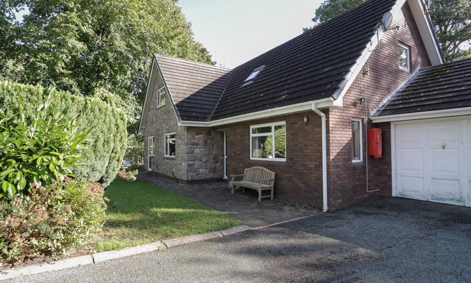 Ruthin Cottage | WOODLANDS RETREAT, pet friendly, with hot tub in Ruthin