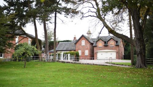 Uttoxeter House | Woodleighton Cottages