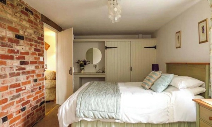 Stratton Strawless House | Woodman's Barn with countryside views - Sleeps 6