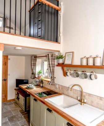 Temple Ewell Villa | Woodman's Cottage