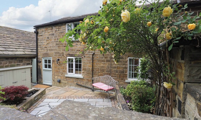 Newmillerdam Cottage | WOODMAN'S COTTAGE, pet friendly, with a garden in Newmillerdam