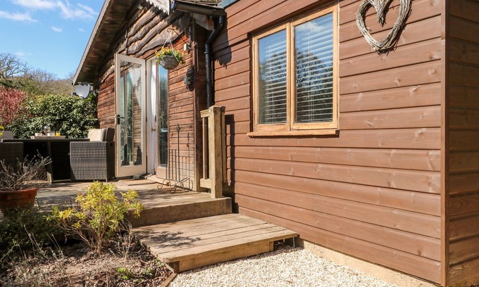 Haslemere Cottage | WOODMANCOTE LODGE, pet friendly, luxury holiday cottage in Linchmere