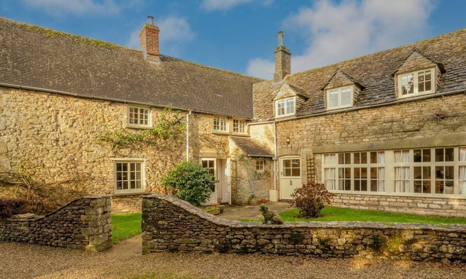 Rendcomb Cottage | Woodmancote Manor Cottage, near Cirencester - sleeps 6 guests in 3 bedrooms