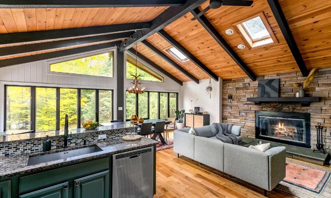 Jewett Ski Chalet | Woodpecker House - Mountain retreat with hot tub - 10 min to skiing in Hunter & Windham