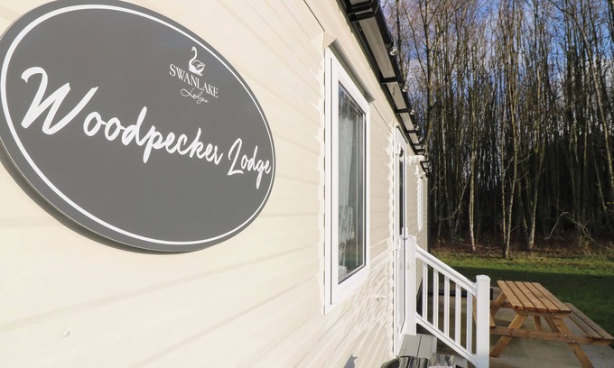 Swannington Cottage | WOODPECKER LODGE, family friendly, with hot tub in Coalville