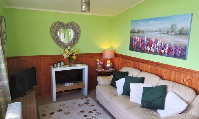 Llanybri Ski Chalet | Woodpecker Lodge