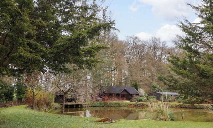 Willand Cottage | WOODPECKERS, character holiday cottage, with hot tub in Willand