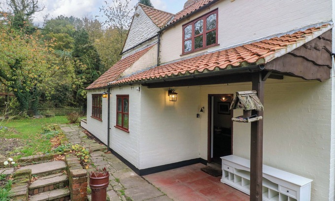 Greasley Cottage | WOODPIT COTTAGE, family friendly, with pool in Watnall