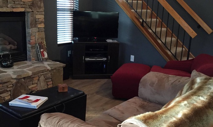 Seven Springs Condo | Woodridge ski-in, 1st flr 4BD, 3.5BA Sleeps 13! BIG WEEK DAY & WEEKLY DISCOUNTS!