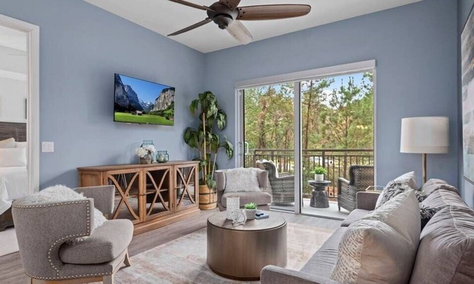 The Woodlands Apartment | Woods Edge · 5* Lux King, Pool, ❤ of THE WOODLANDS, Gym