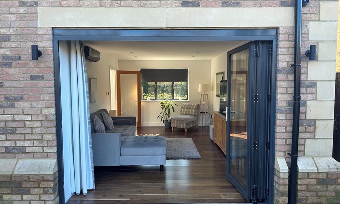 Charlton-on-Otmoor Cottage | WOODSIDE HOUSE, character holiday cottage, with a garden in Wheatley
