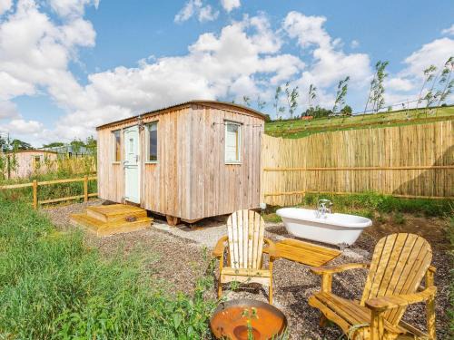 Heights of Achterneed House | Woodside Hut 2 - Uk36106