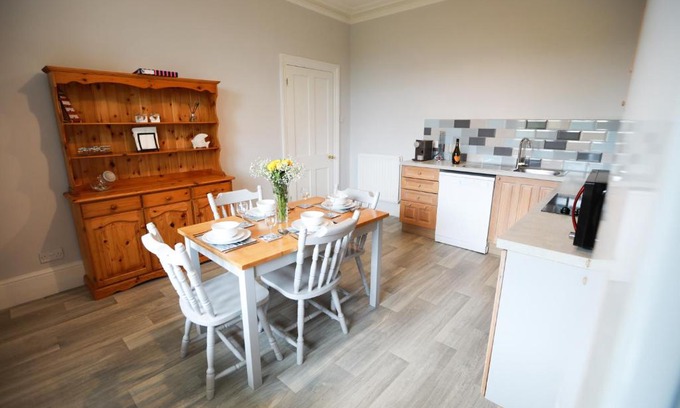 Westleigh Apartment | Woodside Oak hot tub & pool sleeps 4-6