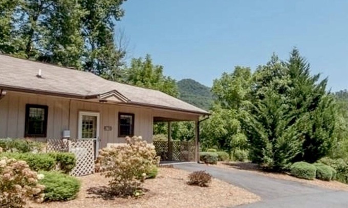 Franklin House | Woodside Villa in Franklin NC
