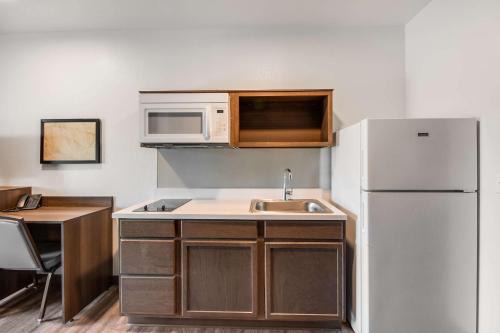 Greenacres Hotel | WoodSpring Suites Bakersfield Airport