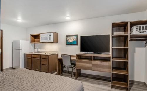 Novi Hotel | WoodSpring Suites Detroit Farmington Hills
