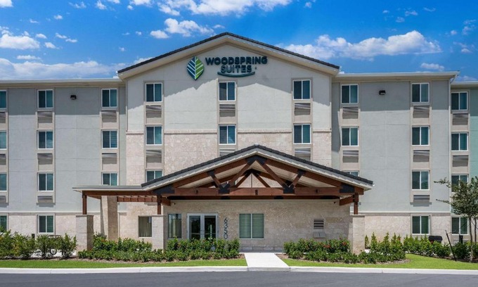 West Palm Beach Hotel | WoodSpring Suites West Palm Beach