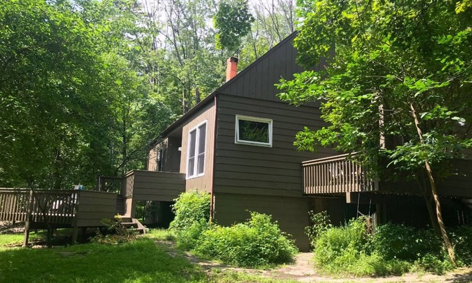 Woodstock House | Woodstock Mid-Century Gem in the Woods - Secluded Getaway Close to Town