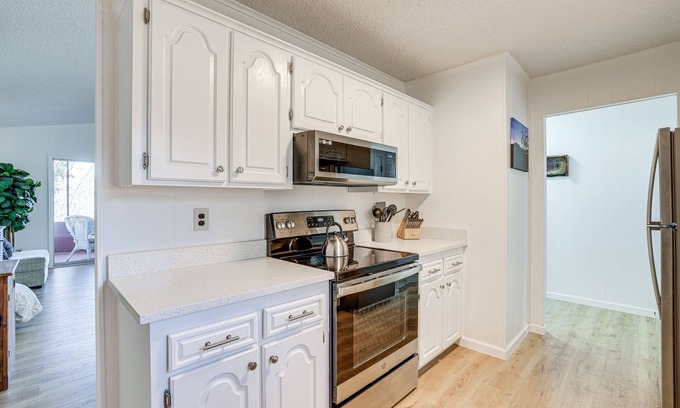 Bella Vista Cottage | Woodsy Bella Vista Vacation Rental w/Game Room!