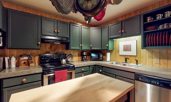 Easton Cabin | Woodsy cabin with full kitchen, fireplace, & outdoor firepit