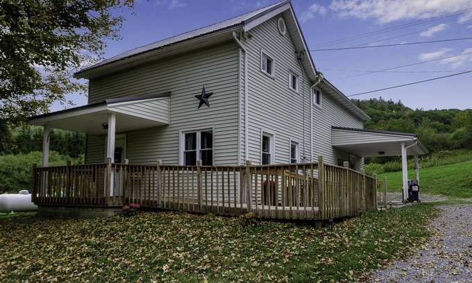 Black Creek House | Woodsy Retreat in a Quiet Corner of Cuba, with jacuzzi and a theater room