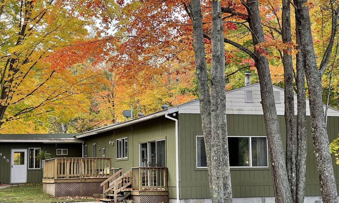 Upper Peninsula Michigan House | Woodsy spacious retreat close to Golfing & Mqt Mountain!