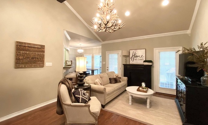 Center House | Woodsy Townhouse-High-End Corporate Rental-Ideal for Business Travel