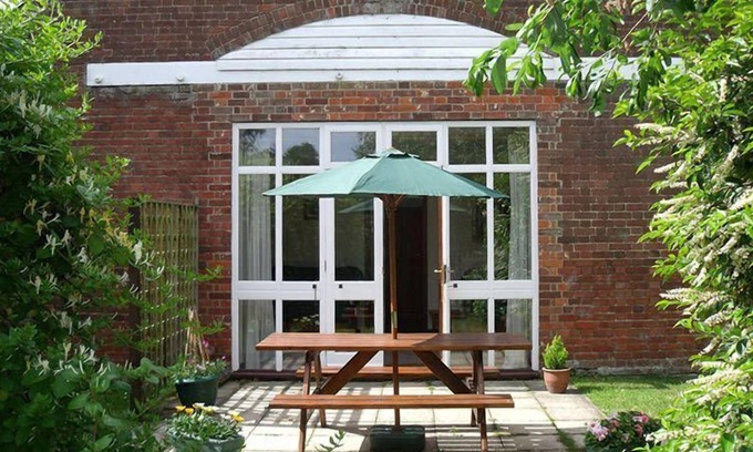 Horning Cottage | Woodview Cottage - a cottage that sleeps 6 guests in 3 bedrooms