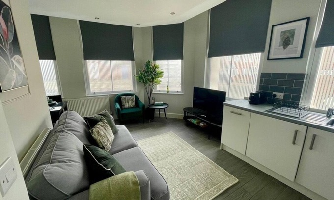 Liverpool Apartment | Woolton Escape | Light-Filled | Free Parking