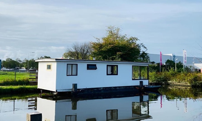 Sumar Boat Rental | Woonboot in Sumar gelegen tussen Leeuwarden en Drachten