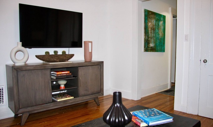 Mill River Apartment | Wooster Gem - Walk to Pizza & Yale! - FREE Parking and Laundry