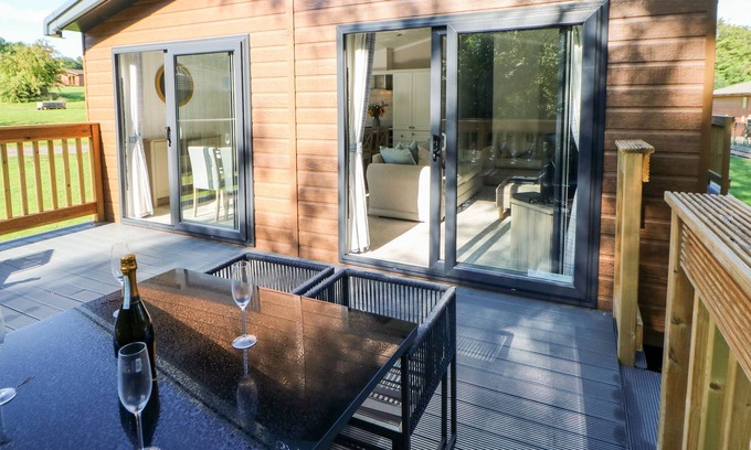 Kiplin Cabin | WORCESTERSHIRE, family friendly, with hot tub in Scorton, Richmond