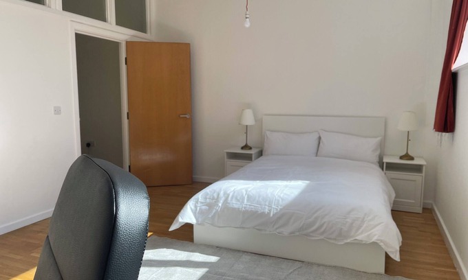 Shacklewell Apartment | Work-Friendly Dalston Apartment