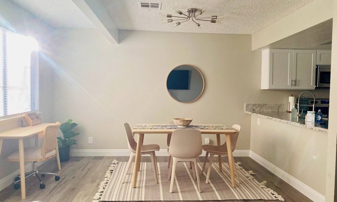 Paradise House | Work from home, 2 BR/2 BA midterm stay near hospitals, UNLV, LV strip, airport