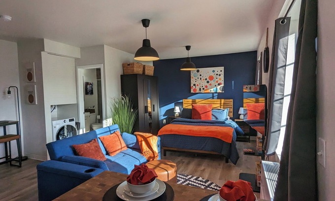 New Center Detroit Apartment | Work/Play Base: Park Free, 10mins DTWN, Fast WiFi