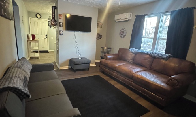Ashland House | Workers Paradise. Uniquely decorated. Sleeps 8. Internet and tvs in every room.