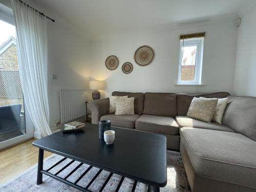 Ashford House | Workforce Friendly 3BR House in Ashford with Free Parking and WiFi by Mesh Accommodation