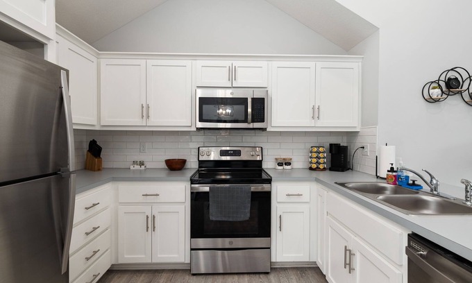Claycomo House | Worlds of Fun Retreat: 4BR Home K n Q BD Sleeps 10
