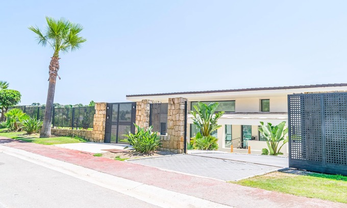 San Roque House | Would you like to spend the perfect family vacation? Play a round of golf on one of the 3 top course