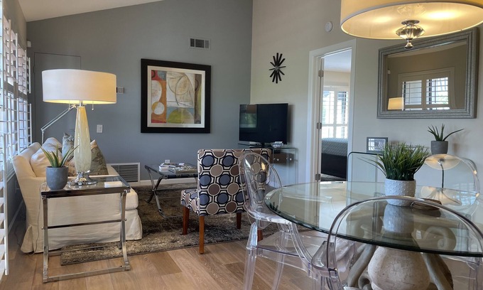 Palm Springs Condo | WOW! BEAUTIFUL 2 BED/2 BATH CONDO WITH MOUNTAIN VIEWS AND WALKABLE TO TOWN!