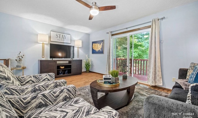 Bella Vista House | WOW! Fabulous Townhouse Walking Distance To Golf, Playground, Trails & More