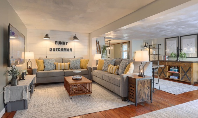 Annville House | Wowza! Hot Tub, Theater Room + Stock Tank Pool 15 Minutes To Hershey Attractions